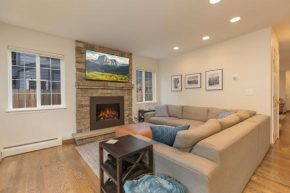 Fifth Avenue Retreat: Dog Friendly Frisco Townhome Frisco